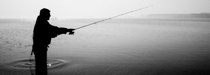 Lystfiskere betaler fisketegn, som giver penge til fiskepleje