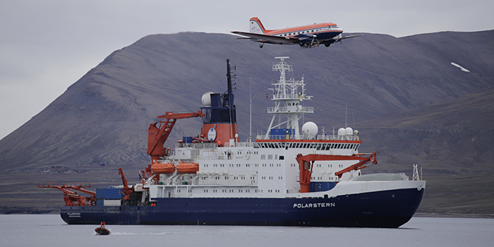 Forskningsflyet Polar overflyver forskningsskibet Polarstern. Foto: Alfred-Wegener-Institut / Thomas Krumpen.