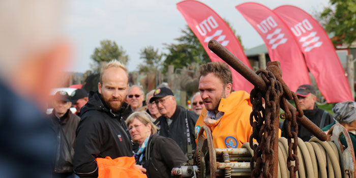 Fødevareminister Dan Jørgensen (t.h.) og fiskeplejekonsulent Mads Christoffersen på Gershøj Havn i oktober 2014 for at udsætte pighvarrer. Foto: Line Reeh