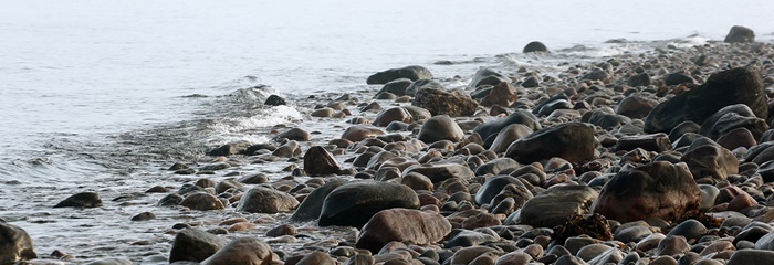 Strandkant med sten. Foto: Colourbox