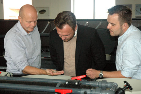 Fødevareministeret Dan Jørgensen på Dansk Skaldyrcenter, DTU Aqua. Foto: Camille Saurel.