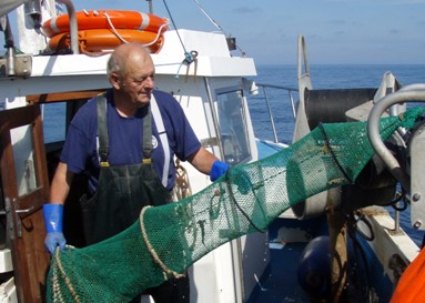 Fisker røgter ruse. Foto: Claus Stenberg