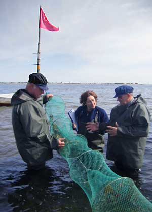 Fritidsfiskere og biolog. Foto: Søren Anker Pedersen.