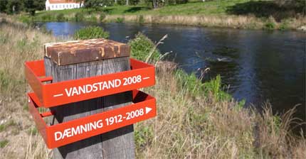 Før lå gydebankerne gemt i en opstemningszone med høj vandstand. Den tidligere opstemningshøjde kan ses på en vandstandspæl. Foto: Niels Åge Skovbo