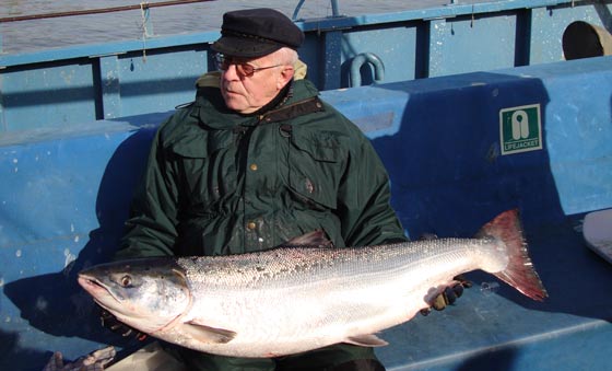 Den stolte lystfisker som fangede sit livs fisk. Foto: Jens Peder Jeppesen