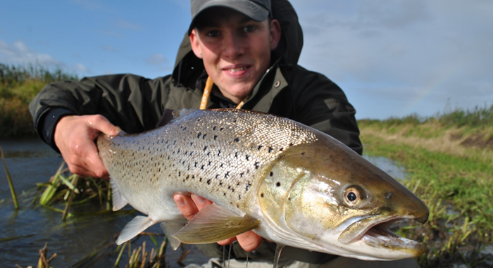 Lystfiskere der indrapporterer deres fisketure efter åens havørreder bidrager med data til forskning og fiskepleje samt kan også blive klogere på eget fiskeri, herunder f.eks. hvilke agn der er effektive.