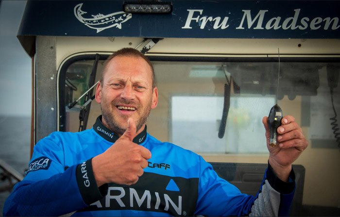 Sattelitsenderen som få dage før blev frigrivet fra den blåfinnede tun er nu bjærget af den stolte skipper Jan Rasmussen på båden Fru Madsen